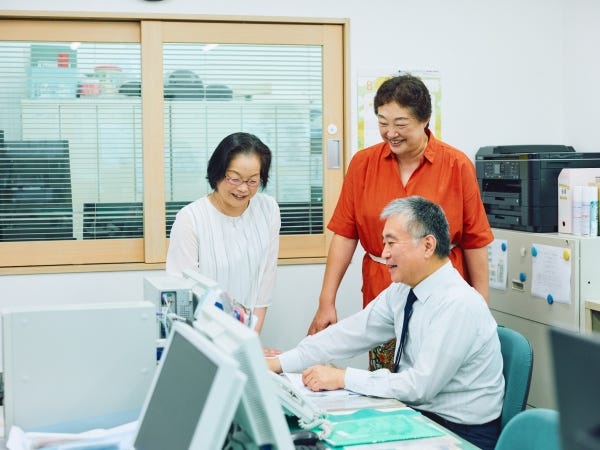 運行管理以外の事務職とも　連携して会社を裏側から支えています。