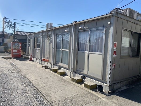社屋全景。三咲駅と二和向台駅の中間の住宅地にあります。
