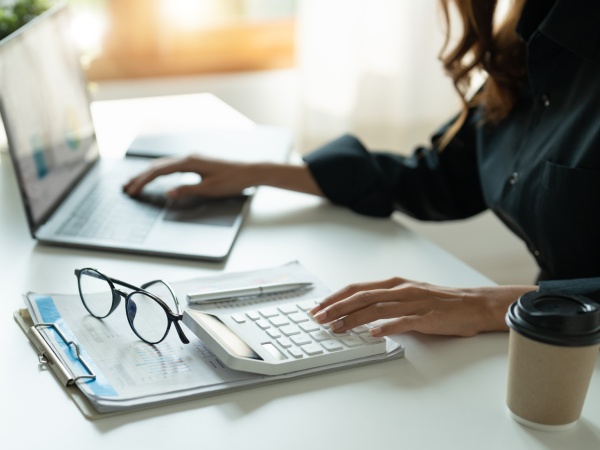 自費の医療施設の運営管理コンサルタント（医療業界で働いた経験があり）