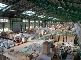 手作業と機械作業を組み合わせた最新式の工場です。