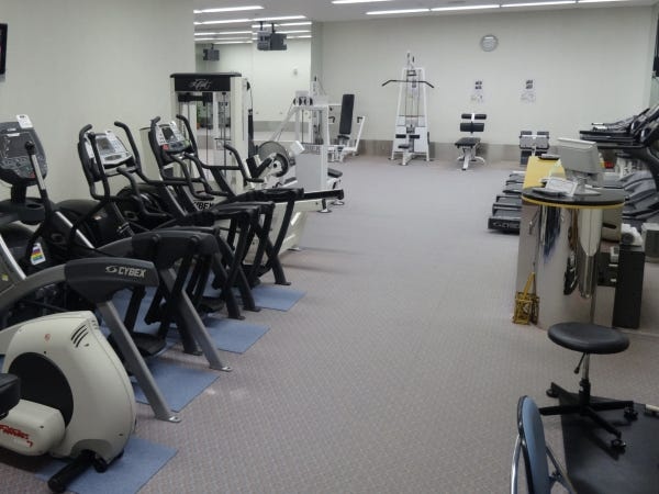 フィットネスクラブスタッフ・ホテル内ジムの受付（受付やタオルの補充）