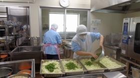 新宮小中学校（共同調理場）の作業風景です。