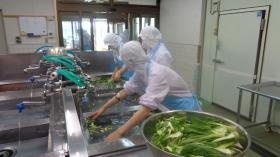 土居学校給食センターでの作業風景です。