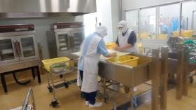 川之江地域各小中学校（川之江小学校）の作業風景です。