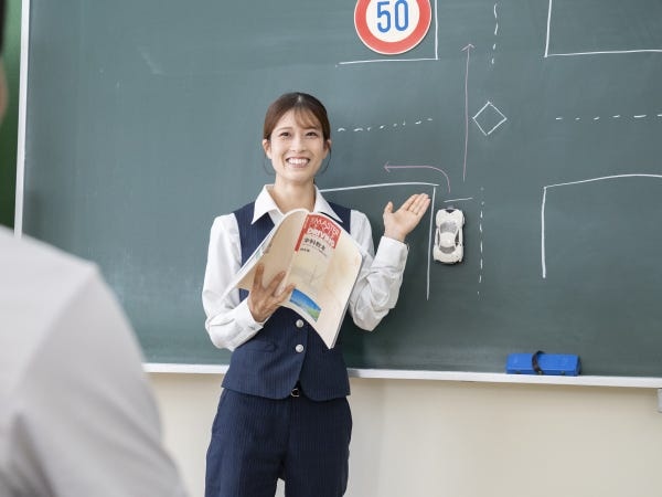 事務職からスタートして教習指導員を目指すこともできます。国家資格の取得のサポート体制も整っており、実際に事務職から指導員になった先輩も在籍。