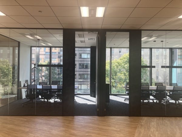 大きな窓なので解放感があります。窓から緑が見えるので快適に働くことができます