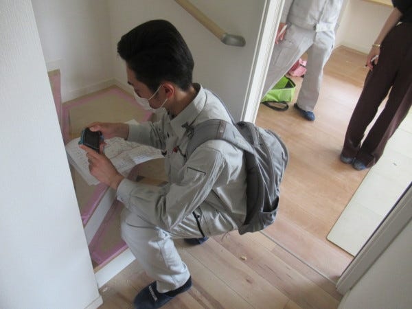 現場調査は写真を撮ったり、メジャーで測ったりします