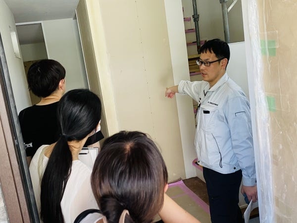 最初は、先輩が丁寧に教えてくれます。