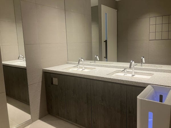 ホテルにあるようなトイレで、特に女性スタッフから好評です