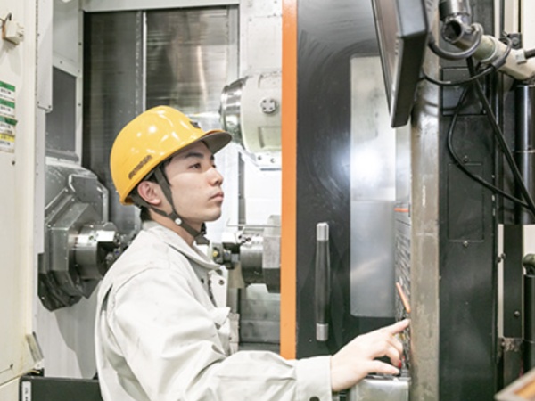 作業の様子です。冷暖房完備で快適な環境です。