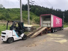 牧草コンテナ荷卸作業現場