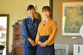 当旅館の女将（左側）と若女将（右側）です。