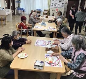 お食事は安全面も含めて皆様フロアーで召し上がられます