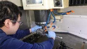 工作機械を使って製品を加工していきます