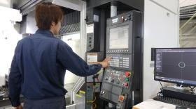 パソコンと工作機械を連動させて加工をします