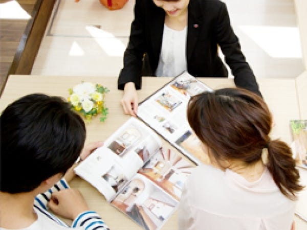 お客様に寄り添い「後悔しない家づくり」をサポートするアドバイザー。