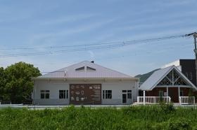 本社工場＆カフェ正面（２０２３年リニューアル）