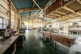 工場内（大きなスペースで木の香りがふんだんです）