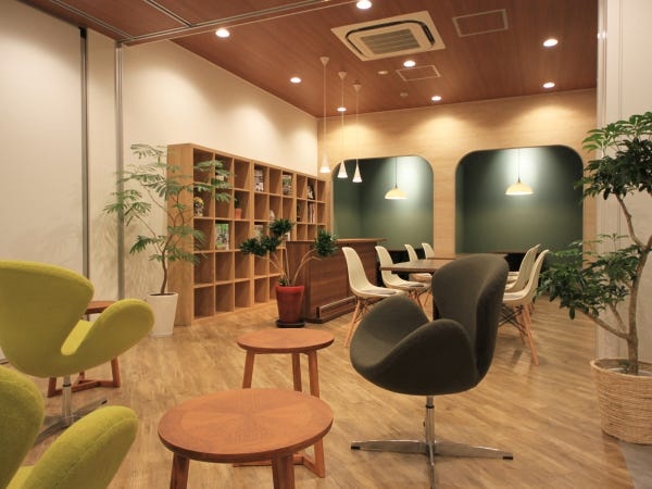 受付やフリースペースにはグリーンやプリザーブドフラワーなどを飾っているので、日々癒されながら働ける環境ですよ☆