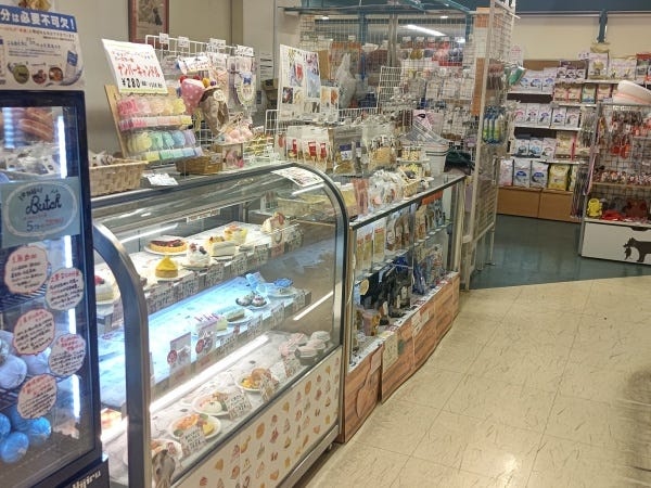 ペット用ケーキや素材にこだわったおやつも多数ご用意してます。