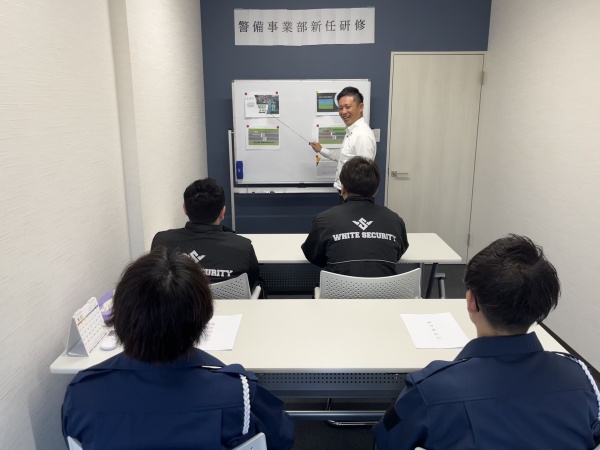 入社時の新任研修風景♪当社は、充実の研修制度で、多くの方が未経験から国家資格取得まで成長されております。