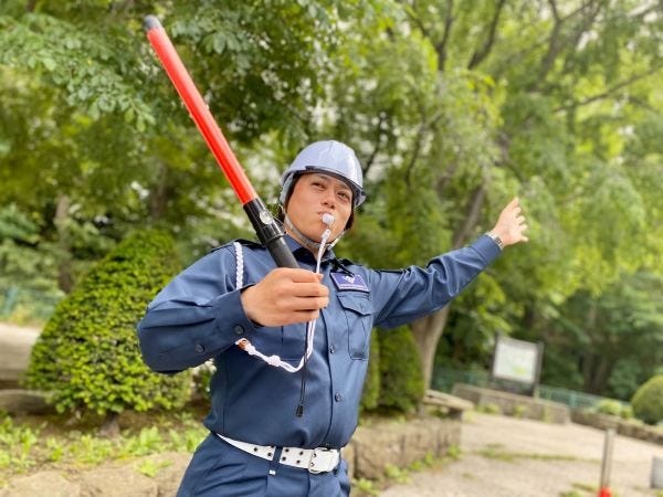 車両誘導風景♪当社では、季節に合わせて涼しい制服や暖かい制服をご用意しております。