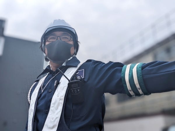 歩行者誘導風景♪新設丁寧な先輩スタッフが、通行者にも後輩スタッフにも優しく指導しております。歩行者誘導は、お礼を直接言われる機会も多いです。
