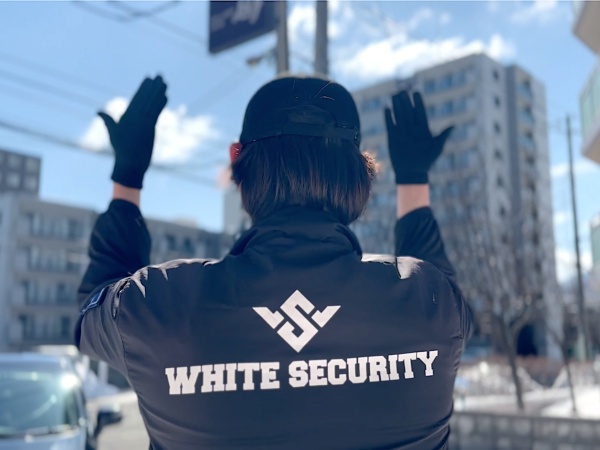 駐車場での誘導風景♪ショッピングモールや大型スーパーなどに警備員を配置しております。