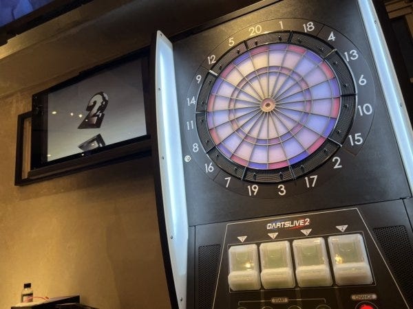 オシャレな店内♪ダーツもあります◎