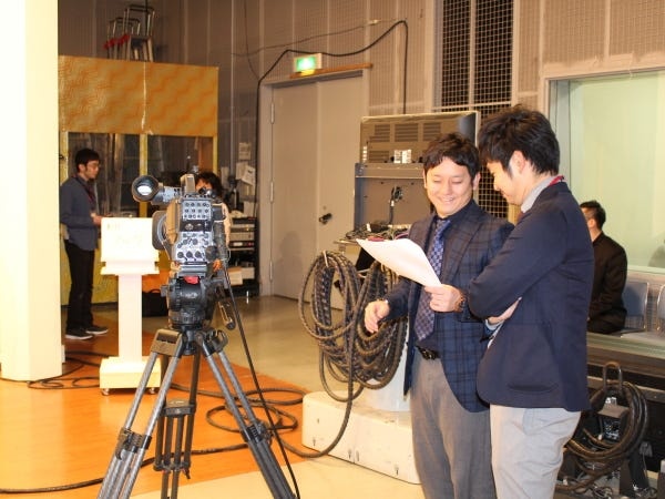 提案が通り、番組と連動する場合は、スポンサーの意向が反映されているか、スタジオでの収録に参加します。