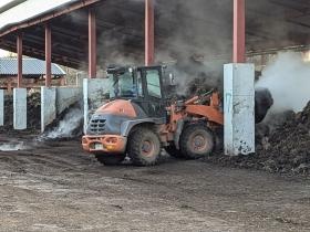 牛舎の堆肥は発酵処理して再び牛床に戻してリサイクル