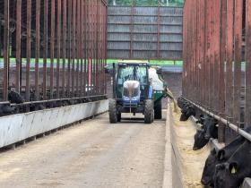 育成舎ではトラクターでミキサー車をけん引して給餌