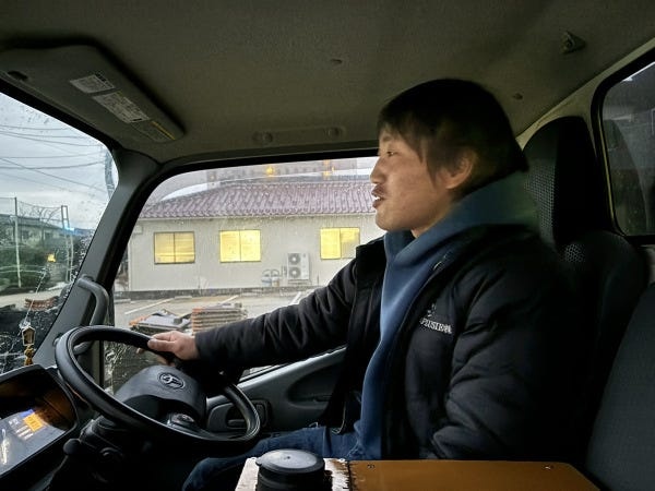 自動車での移動が多いので、ドライブ好きな方も楽しめる仕事です！