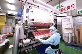 検反機械オペレーターの作業風景