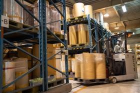 フォークリフトを使った倉庫作業