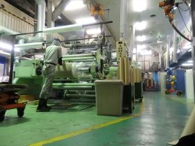 工場内ラミネート加工機と作業風景