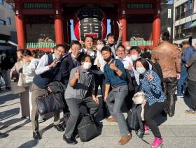 浅草ケアセンターそよ風での研修後、雷門前で記念撮影