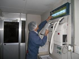 業務中（害虫生息調査）の様子