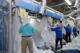 本社工場 シーツ投入作業