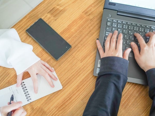 手書きの書類はなくPCを利用します。PCスキルがあれば大丈夫です！不安なことがあればなんでも相談してくださいね♪