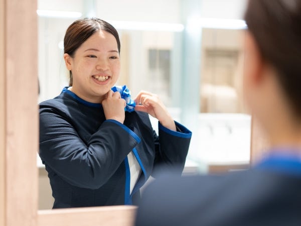 今日はどんなお客様との出会いがあるのかな。身なりを整えて、さあ、お客様を笑顔でお出迎え！