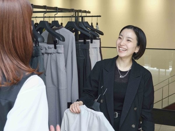 中途入社で活躍している社員です！困ったことがあれば積極的に相談してください！