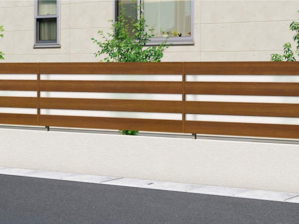 取扱商品のフェンスです。（三協アルミ「フレイナYP型」）