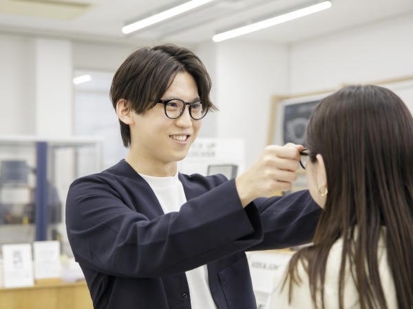 ジンズで働くメンバーはお客様に合ったメガネを一緒に選ぶことに一生懸命！だから接客に対して「真面目な人」が多い！