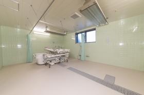 職員の体の負担を減らす特殊浴槽です（個浴の機械浴もあります）