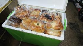 草加寮 夜 調理パン（近所のパン屋の売れ残った分をお渡し。）