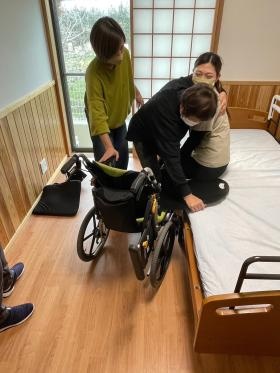 看多機・毎月、抱え上げない介護技術の研修を行っています