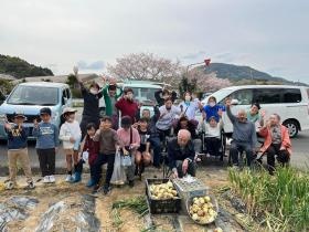 小多機・看多機合同で玉ねぎ引き