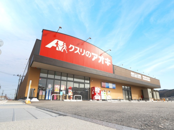 当社の店舗です。時代の変化に合わせて、店内ではダウンライトを使用しているなど、落ち着いた空間でお買い物をしていただける工夫をしております。