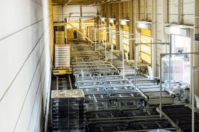 効率保管の自動倉庫により自動入出庫・自動荷揃えを行っています